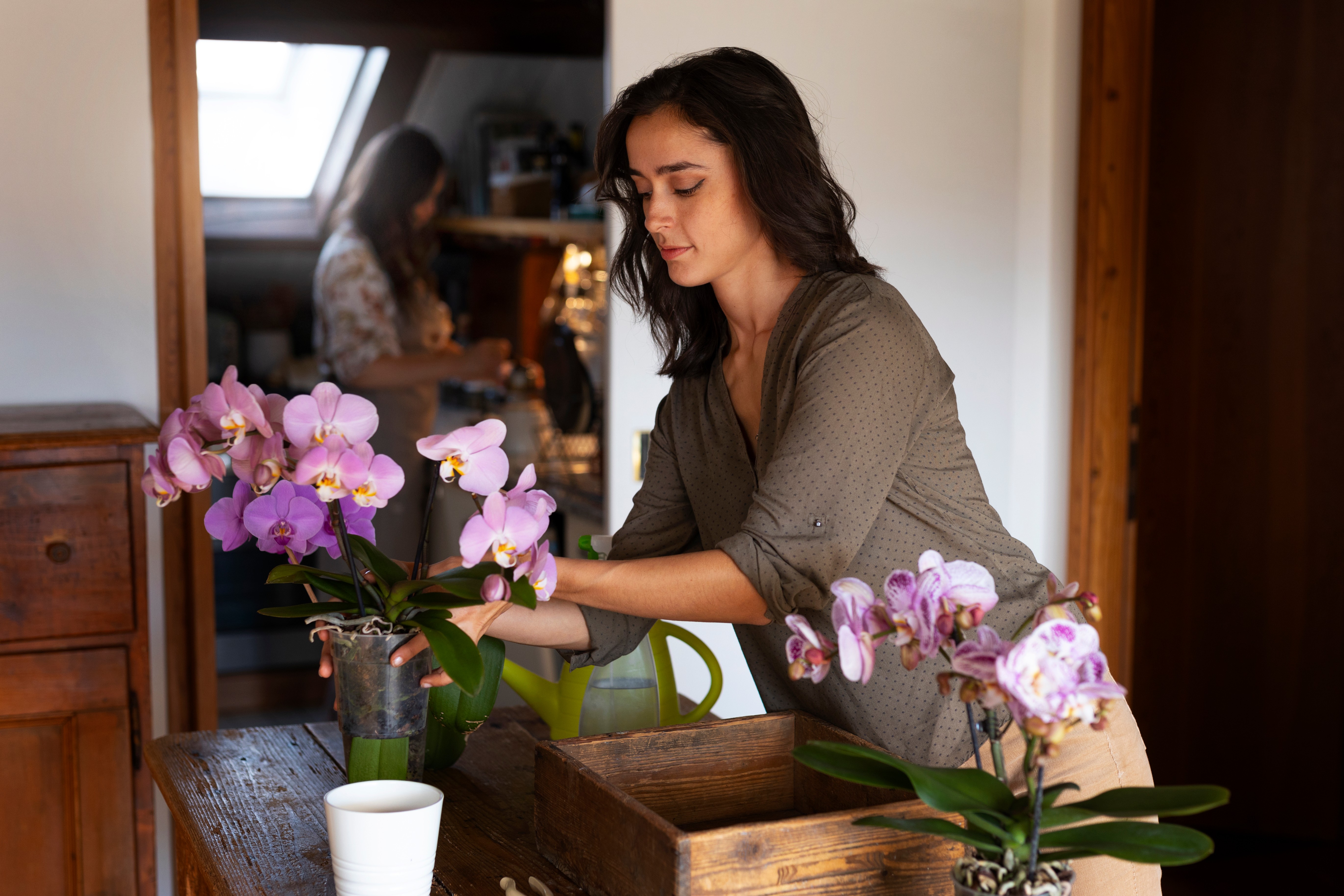 Orchid Flower Bouquet vs Rose Bouquet: Which Calls To Hearts More?