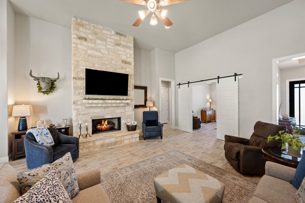 The Art of Bespoke Luxury: Custom Furniture in High-End Residences!