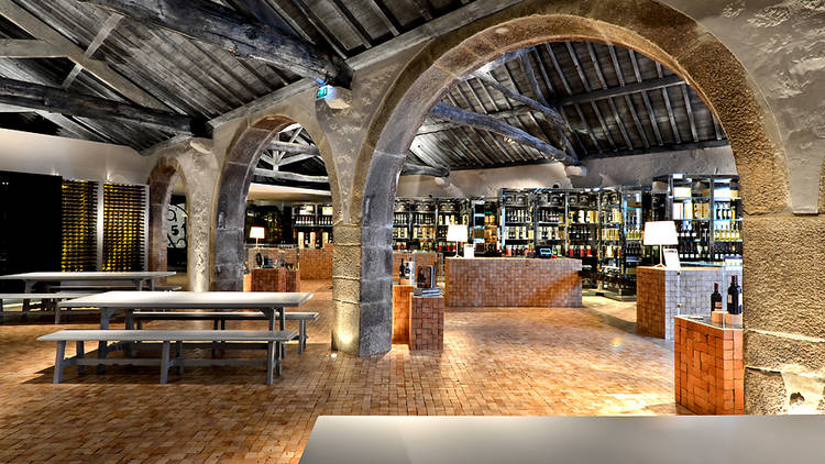 A Complete Guide to Porto Port Wine Lodges and Their Unique Charm