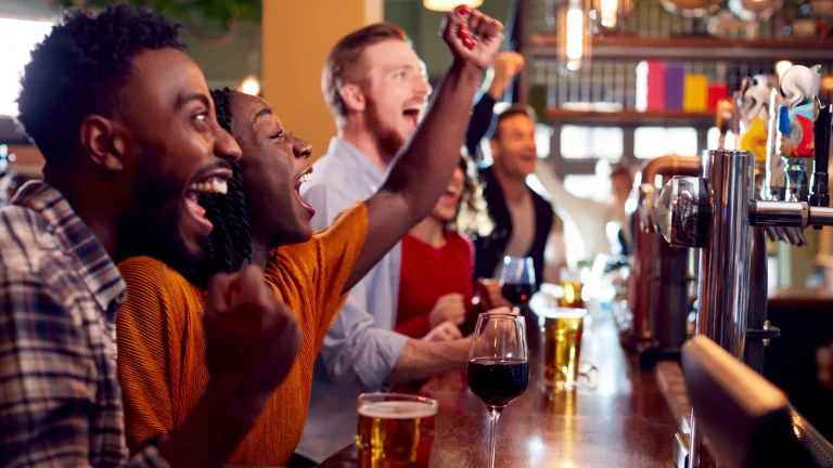What to Expect at the Best Sports Bars in Chicago During Big Games