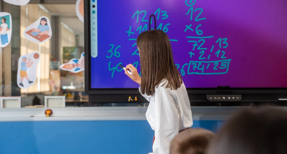 Interactive Displays for Businesses: Benefits, Features, and How They Work